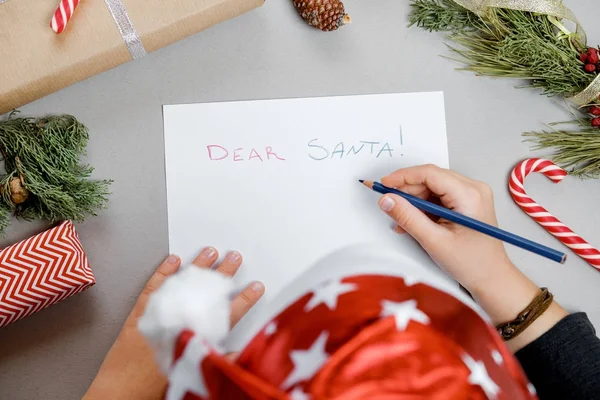 Cacao con marshmallow e Boy lettera di scrittura a Babbo Natale a — Foto Stock