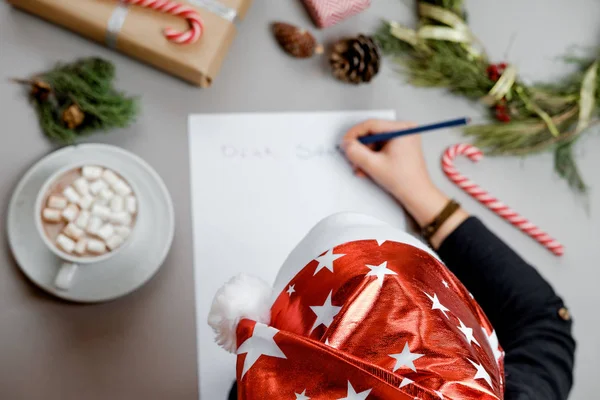 Cacao con marshmallow e Boy lettera di scrittura a Babbo Natale a — Foto Stock