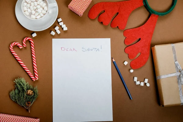 Carta para Papai Noel, presentes e marshmallows. Vista superior, flat lay — Fotografia de Stock