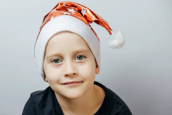 Lindo chico con sombrero rojo de santa. Concepto de Navidad — Foto de Stock