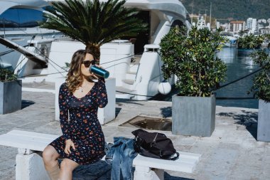 Kadın içecekler çay veya kahve termo kupa sokakta, Europe