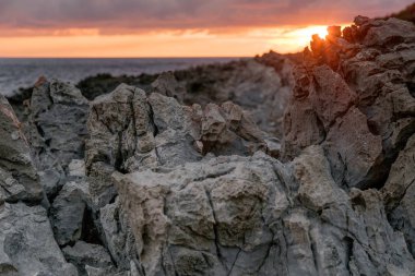 Gün batımı mevcut doğrultusunda rock ve renkli renk.