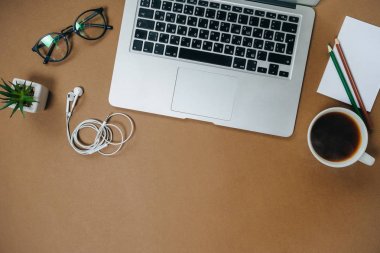 Brown Ofis Büro iş işyeri, dizüstü bilgisayar ve kahve Kupası. 