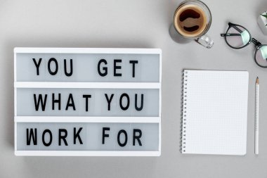 Motivasyonel yönetim kurulu, kahve ve ileti örneği. İş kavramı. Sayfanın Üstü