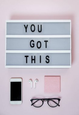 Motivasyonel yönetim kurulu, telefon ve Kırtasiye pembe tablo. İş
