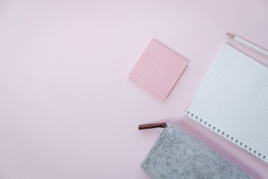 Telefon ve Kırtasiye pembe tablo. İş kavramı. Üstten Görünüm, 