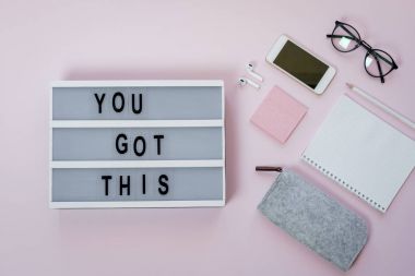Motivasyonel yönetim kurulu, telefon ve Kırtasiye pembe tablo. İş