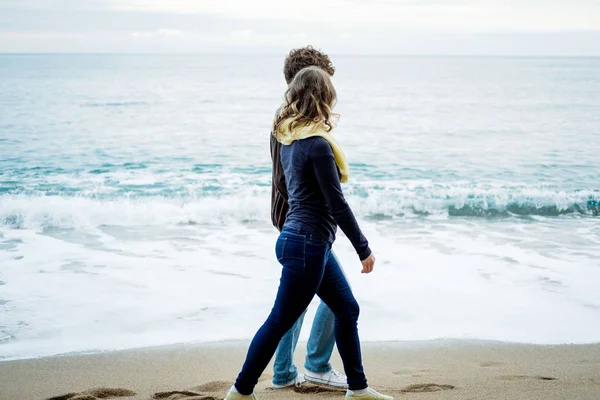 Jeune couple marchant le long de la mer en automne, Monténégro — Photo