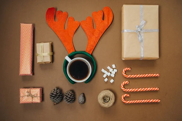 Sfondo natalizio con cappello da Babbo Natale, Caffè con marshmallow e — Foto Stock