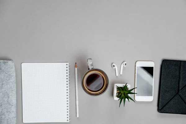 Ovanifrån av brevpapper och telefon, kaffe på grå desktop ba — Stockfoto
