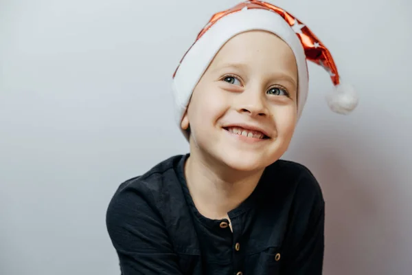 Ritratto di ragazzo sorridente in cappello rosso di Babbo Natale. Concetto Natale — Foto Stock