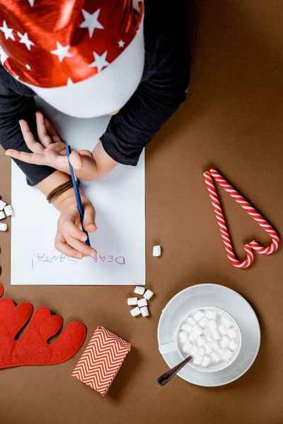 Brief voor Santa. Jongen handen op papier, geschenken en marshmallows. Aan — Stockfoto