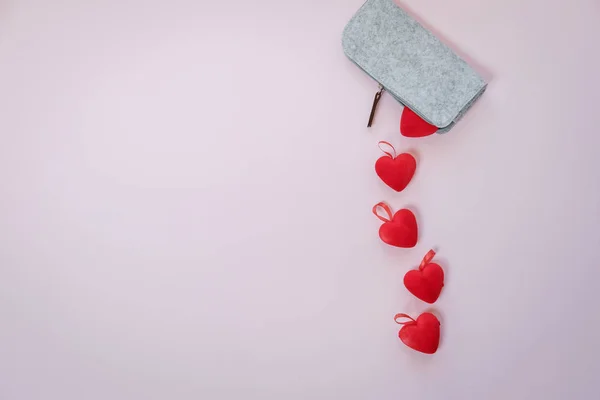 Dia dos Namorados. Corações em uma caixa cinza em um fundo rosa. Fla... — Fotografia de Stock