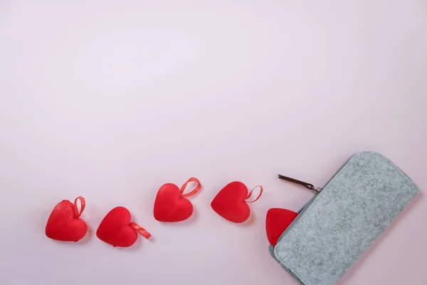 Alla hjärtans dag. Hjärtan i en grå fall på en rosa bakgrund. FLA — Stockfoto