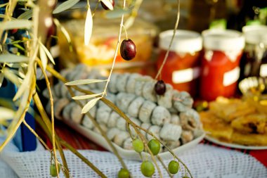 Bakkal dükkanı incir ve zeytin, reçel ile