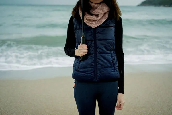 Closeup vrouw stond met een paraplu vooraan zee in de winter — Stockfoto