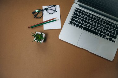 Brown Ofis Büro iş işyeri, dizüstü bilgisayar ve kahve Kupası. 