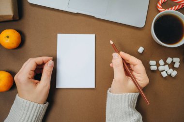 Planlama kavramı. Kadın elleriyle kağıt ve kahverengi üstünde laptop