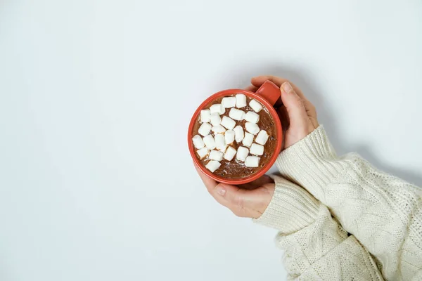 Mãos femininas com cacau com marshmallow sobre fundo branco. Sp — Fotografia de Stock