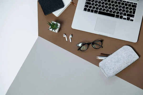 Brown Office desk of Business workplace, laptop and coffee cup. — Stock Photo, Image