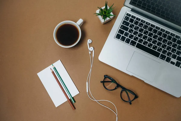 Brunt skrivbord av Business arbetsplatsen, laptop och kaffe kopp. — Stockfoto