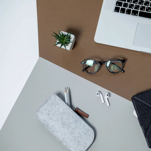 Brauner Bürotisch mit Business-Arbeitsplatz, Laptop und Kaffeetasse. — Stockfoto