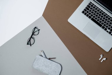 Laptop ve kahve Kupası ile kahverengi çalışma alanı. Üstten Görünüm. Düz yatıyordu