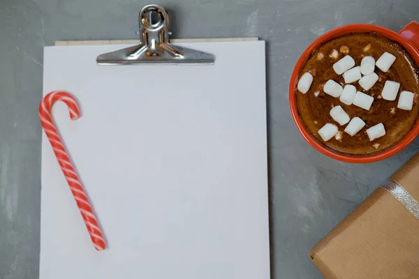 Carta para Papai Noel, presentes e marshmallows. Vista superior, flat lay — Fotografia de Stock