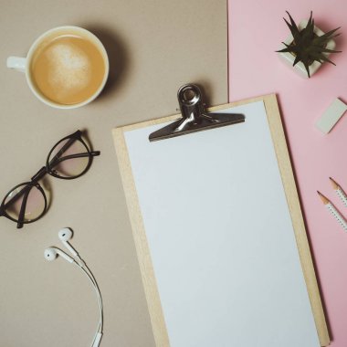 Çok az ev büro çalışma alanıyla Pano, kalem, kahve kupa p