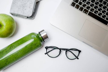 Sağlıklı çalışma yaşam tarzı. İleti örneği ve yeşil smo ile dizüstü bilgisayar