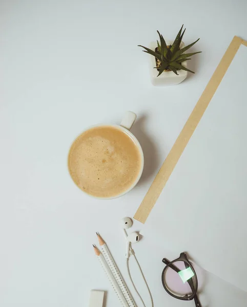 Minimale thuis bureau werkruimte met Klembord, pen, koffiemok op w — Stockfoto