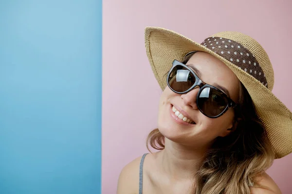 Retrato de la joven modelo bonita en gafas de sol y sombrero — Foto de Stock