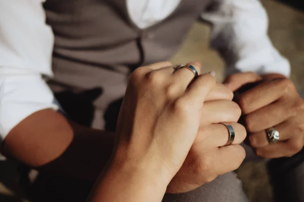 Unga par i kärlek håller varandra i handen — Stockfoto