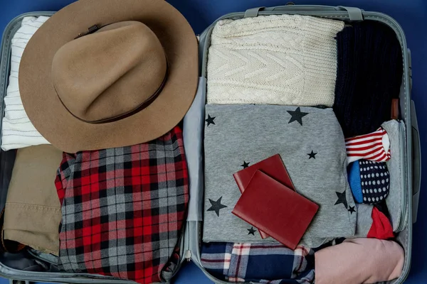 Maleta abierta para viajar. Vacaciones de invierno y holida — Foto de Stock