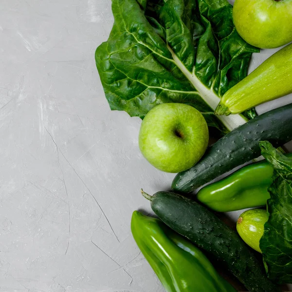 Verduras verdes y batidos en una botella de plástico en un bac gris — Foto de Stock