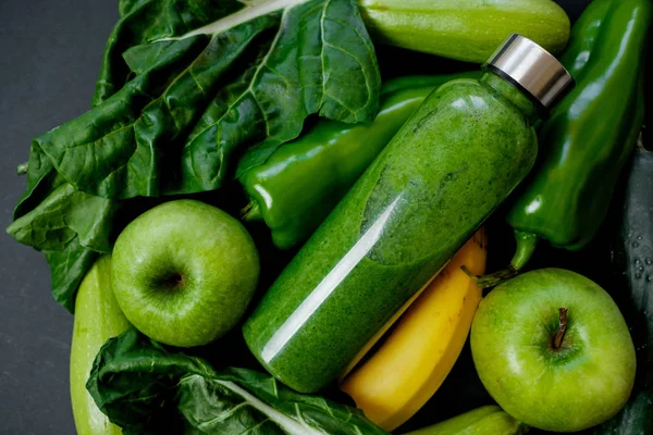 Close up Green vegetables and smoothies in a plastic bottle on b — Stock Photo, Image