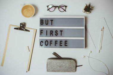 İlk kahve çalışma alanıyla Pano, kalem, mu ama yaratıcı Resepsiyon