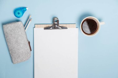 Dizüstü bilgisayar, kahve ve mavi tabl ileti örneğine yaratıcı masaüstü