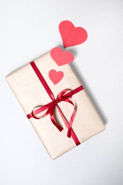 Hediye kutuları, kırmızı kurdele ve kalpleri Sevgililer günü arka plan 