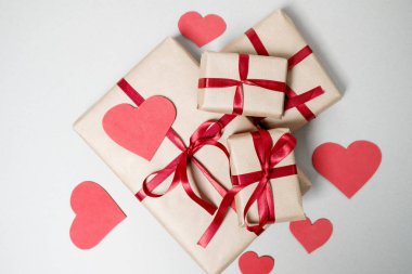 Hediye kutuları, kırmızı kurdele ve kalpleri Sevgililer günü arka plan 