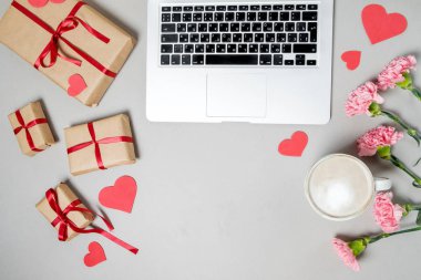 Dizüstü bilgisayar hediye kutusu ile kalp ve beyaz arka plan üzerinde kahve. Vale