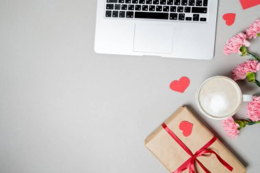 Dizüstü bilgisayar hediye kutusu ile kalp ve beyaz arka plan üzerinde kahve. Vale