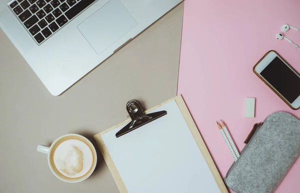 Espaço de trabalho de mesa de casa mínima com área de transferência, caneta, caneca de café em p — Fotografia de Stock