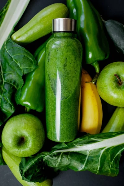 Close up Green vegetables and smoothies in a plastic bottle on b — Stock Photo, Image