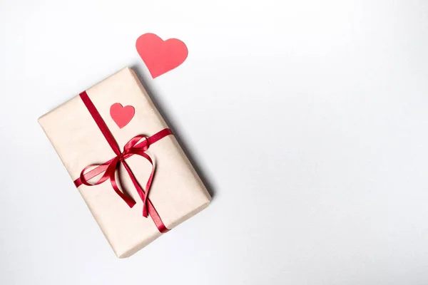 ギフト用の箱、赤いリボンの心とバレンタイン当日の背景 — ストック写真