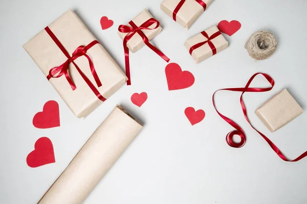 발렌타인 데이 선물 상자, 빨간 리본 및 그에 대 한 준비 — 스톡 사진