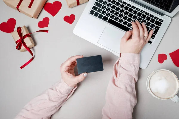 Vrouw handen met Credit card en laptop, geschenkdoos met hart en — Stockfoto