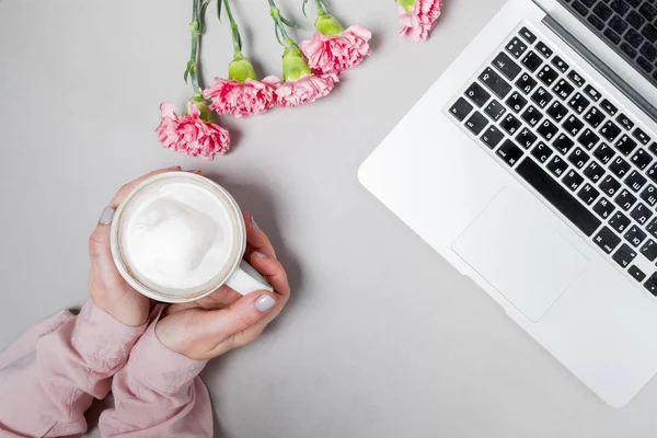 여자 손에 커피와 노트북, 흰색 꽃 카네이션 — 스톡 사진