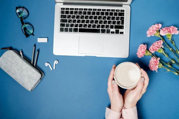 Mesa de escritório de mulher leiga plana. Espaço de trabalho com laptop, carnatio rosa — Fotografia de Stock