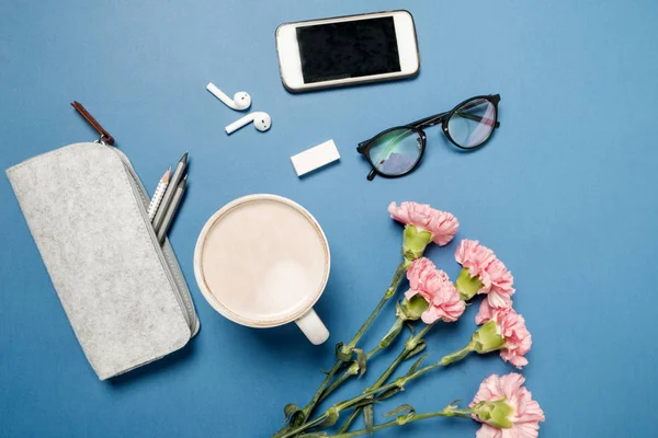 Kahve ve pembe karanfil çiçek, telefon ve meydanının Kupası — Stok fotoğraf